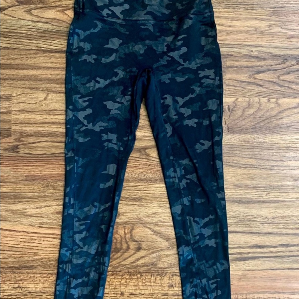 Spanx Faux Leather Camo Leggings, matte black camo, black & gray, size medium, M - Picture 6 of 7